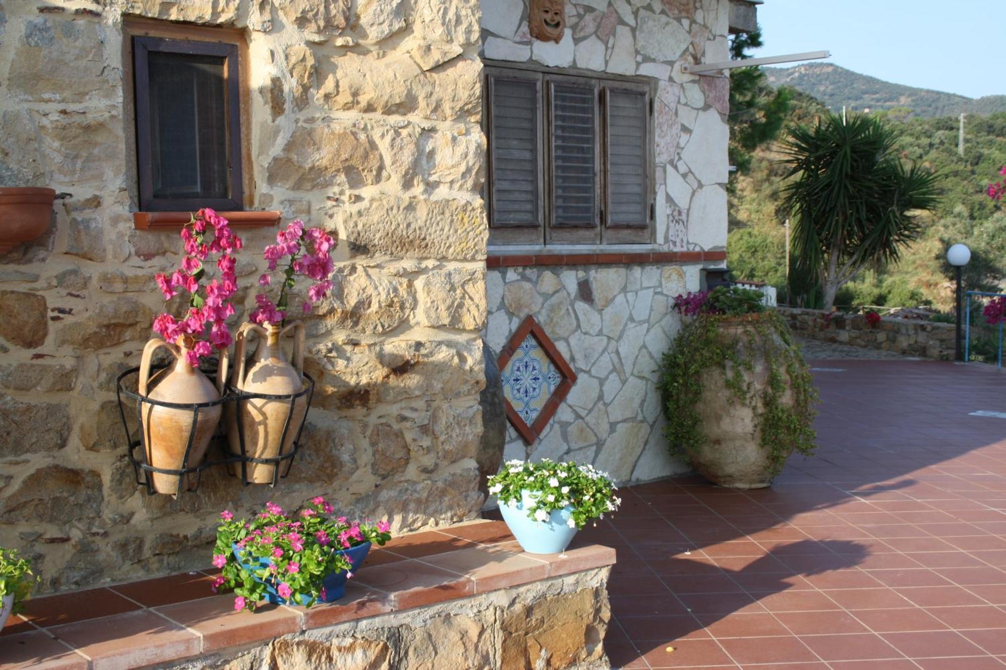 Camere & Case Vacanze Lo Scoglio Castel di Tusa Eksteriør bilde