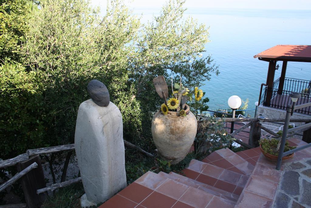Camere & Case Vacanze Lo Scoglio Castel di Tusa Eksteriør bilde