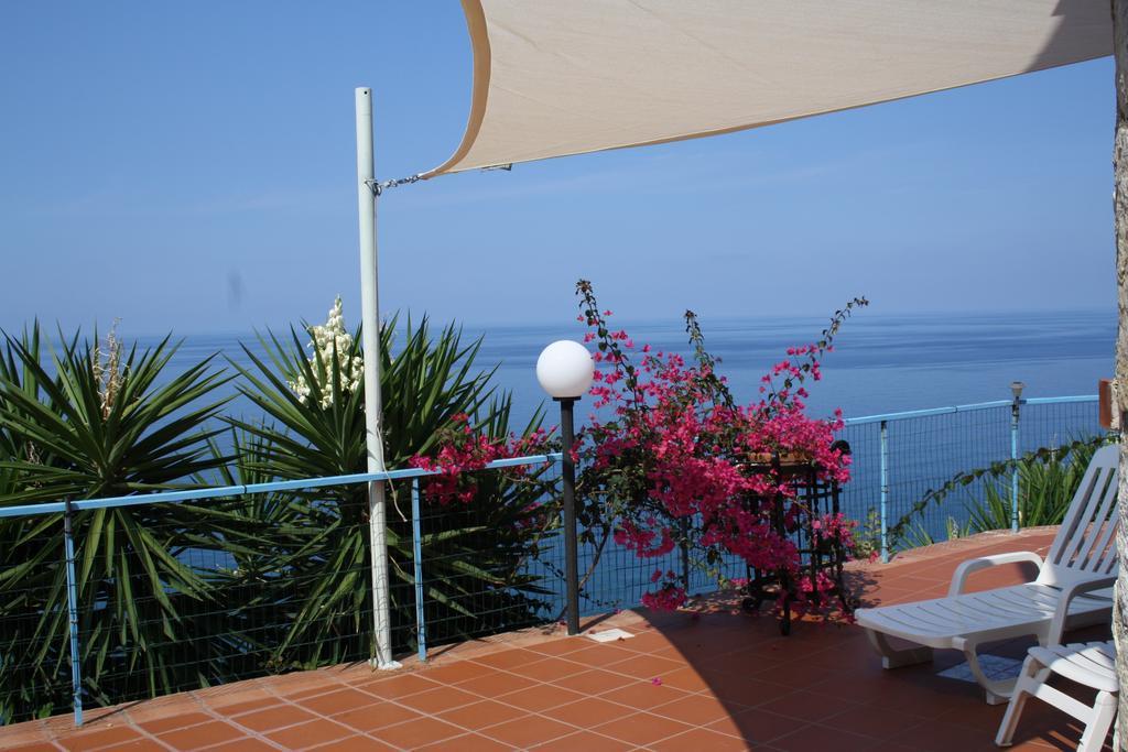 Camere & Case Vacanze Lo Scoglio Castel di Tusa Eksteriør bilde