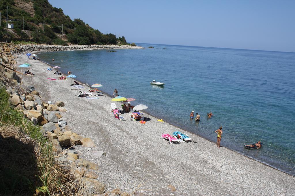 Camere & Case Vacanze Lo Scoglio Castel di Tusa Eksteriør bilde