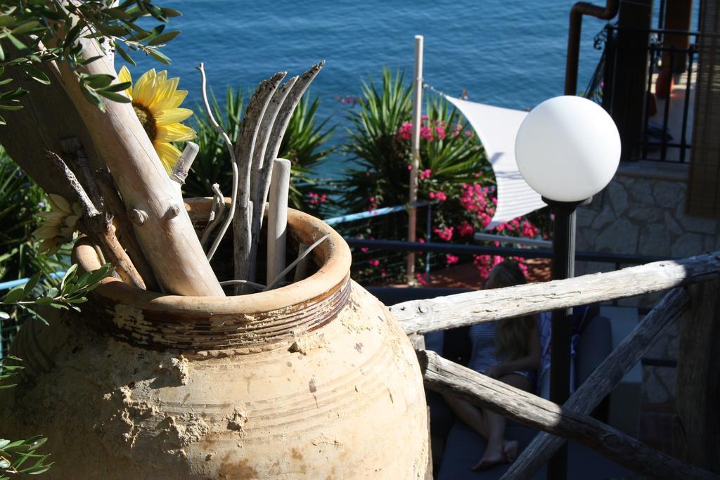Camere & Case Vacanze Lo Scoglio Castel di Tusa Eksteriør bilde