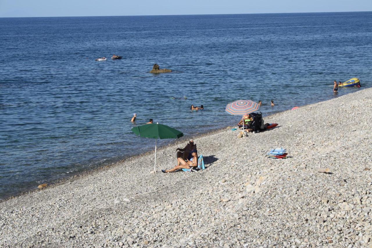 Camere & Case Vacanze Lo Scoglio Castel di Tusa Eksteriør bilde